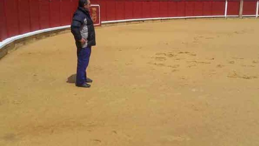 Un hombre observa el estado del coso taurino. Foto F. P.