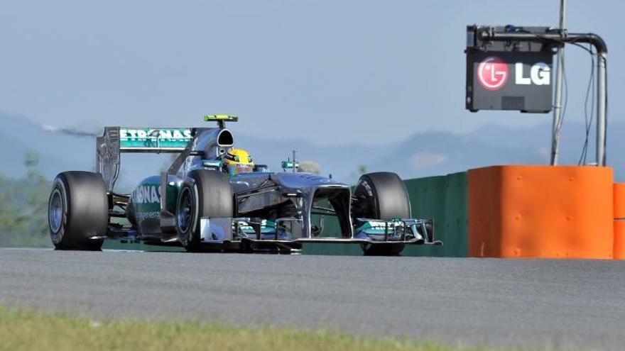 Hamilton delante de Vettel en el segundo entrenamiento libre; Alonso, séptimo