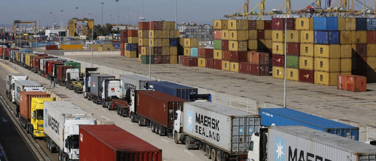 Colas de camiones cerca de la terminal de contenedores de Cosco Shipping Ports, en el Puerto de València.