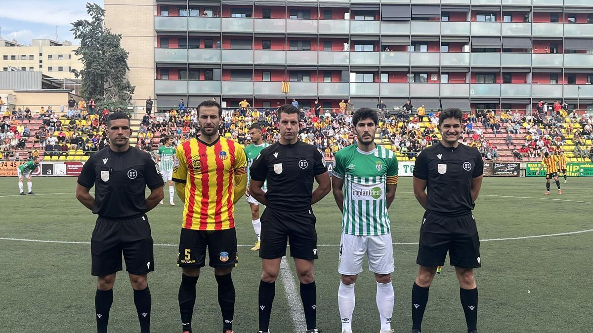 Els capitans del Sant Andreu i el Peralada amb la tripleta arbitral.