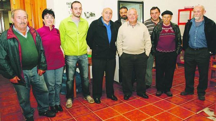 Genaro Alonso (cuarto por la izquierda), junto al resto de la junta parroquial de Pintueles y los ediles Cuevas y Rojo.