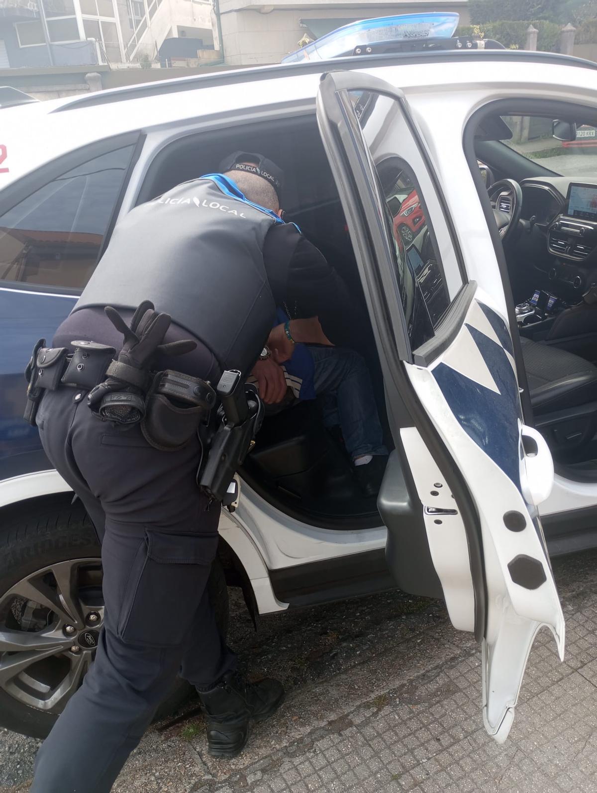 La Policía Local, durante la intervención.
