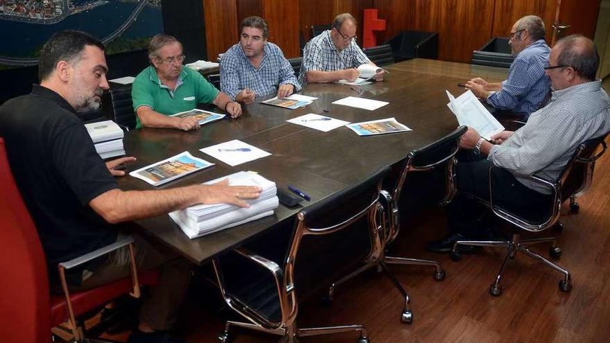 Reunión de ayer con las federaciones de vecinos. // R. Vázquez