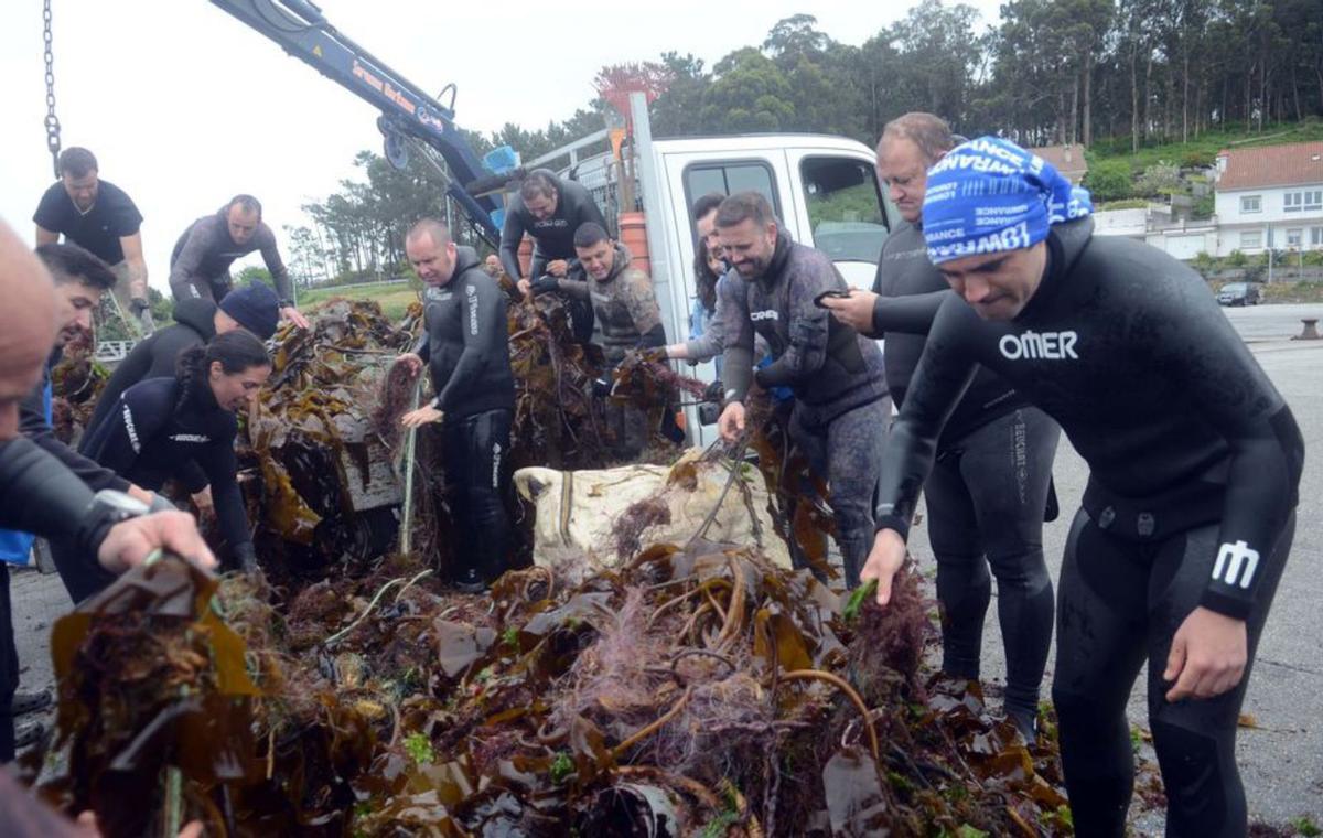 Los buceadores convocados por Afundación retiran dos toneladas de residuos de Areoso