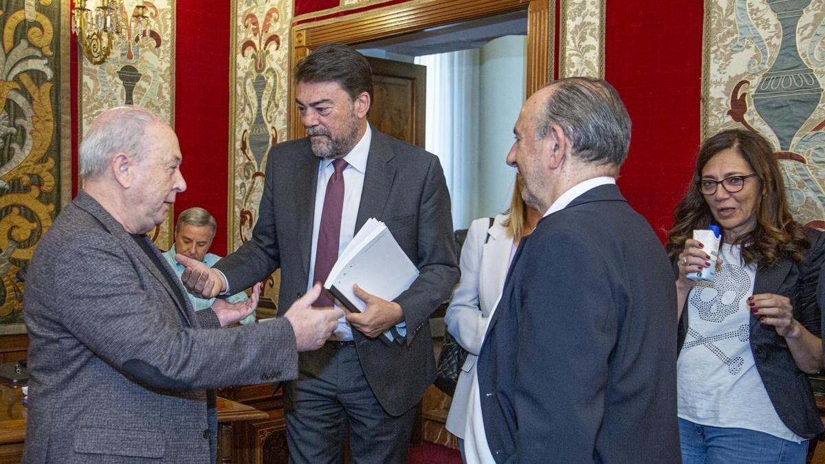 Barcala, rodeado de concejales socialistas, en la previa del pleno de este jueves en Alicante