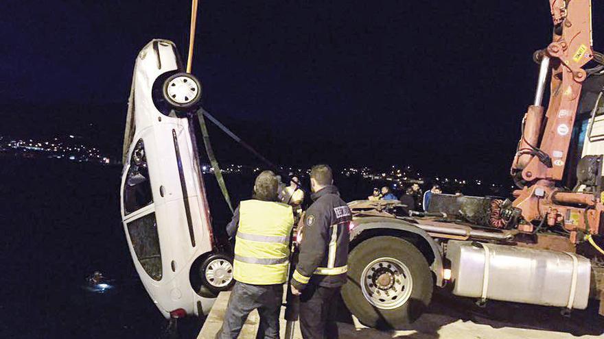 La grúa recupera el coche del varón fallecido. // GES Muros