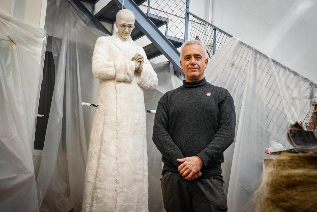 El escultor con su obra.