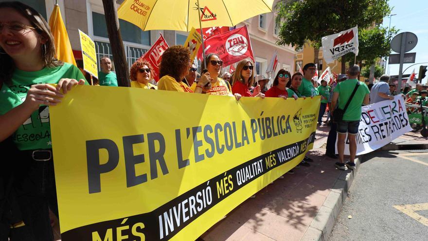 Huelga en la enseñanza: Los sindicatos se manifiestan frente a la dirección territorial de Educación en Castelló