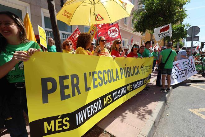 Huelga en la enseñanza: Los sindicatos se manifiestan frente a la dirección territorial de Educación en Castelló