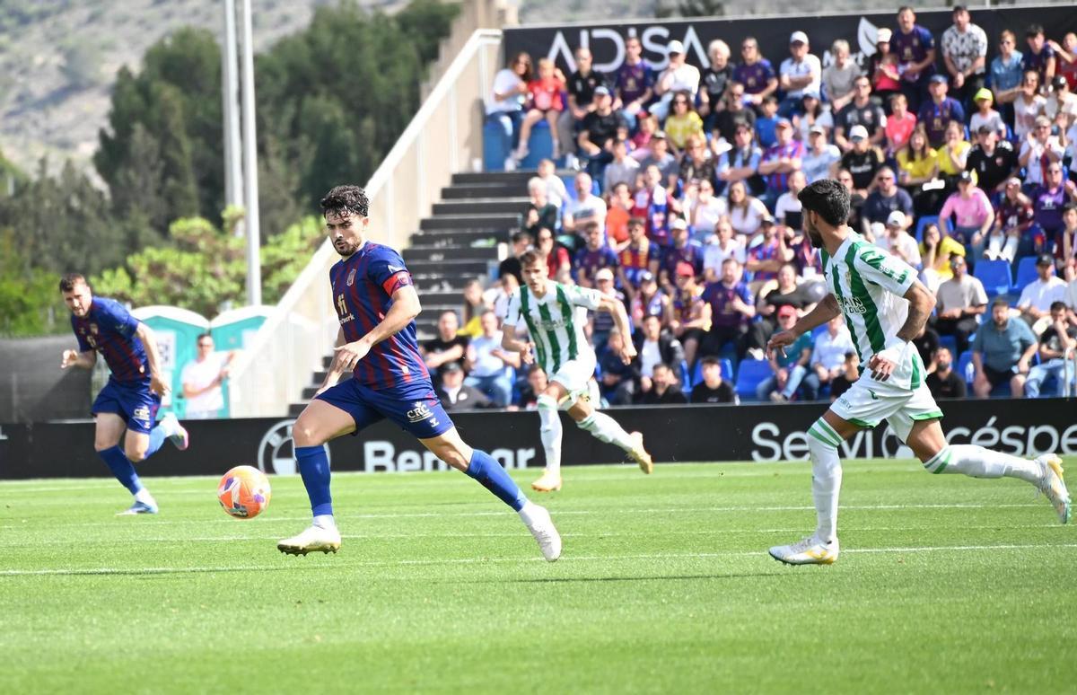 José Calderón, a la derecha de la imagen, persigue a un rival durante el duelo en Elda.