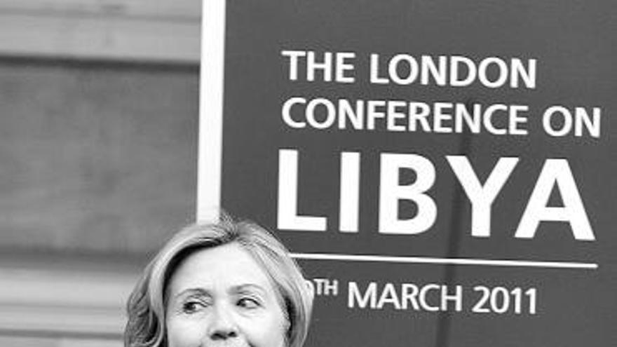 Clinton, ayer, en Londres, a su salida de la conferencia sobre Libia.