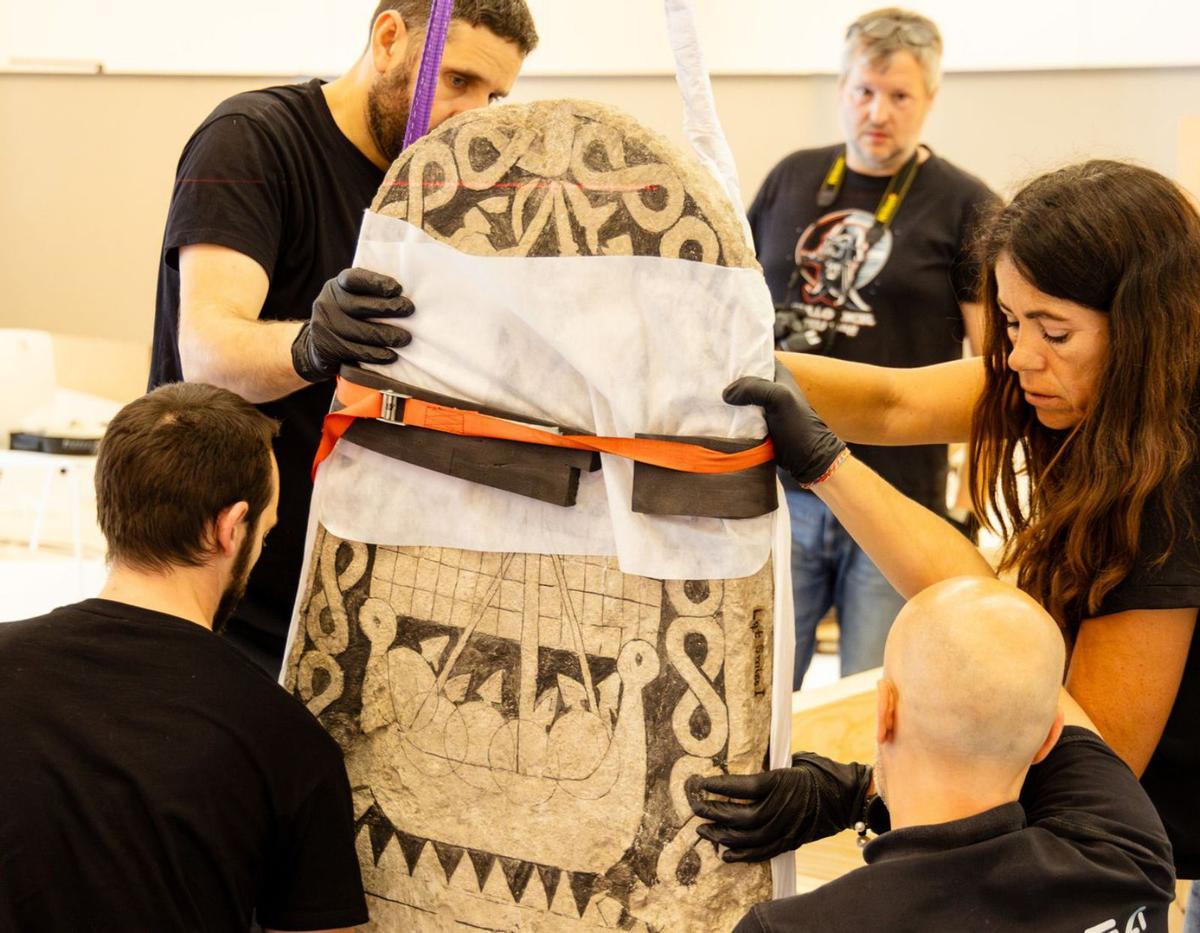 Personal técnico de la exposición ‘Una vida vikinga’ ubicando hace días una obra pétrea en el Museo Gaiás / C.