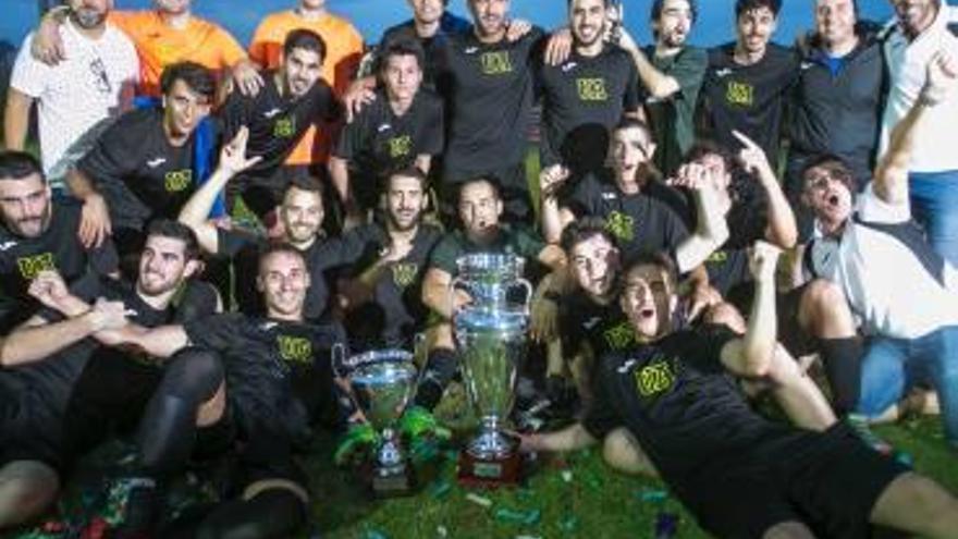 Los jugadores de la Universidad de Alicante celebran la consecución de la Copa San Pedro.