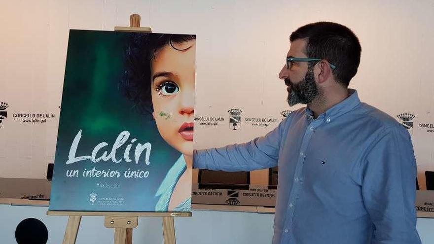 Francisco Vilariño muestra la imagen de la campaña.