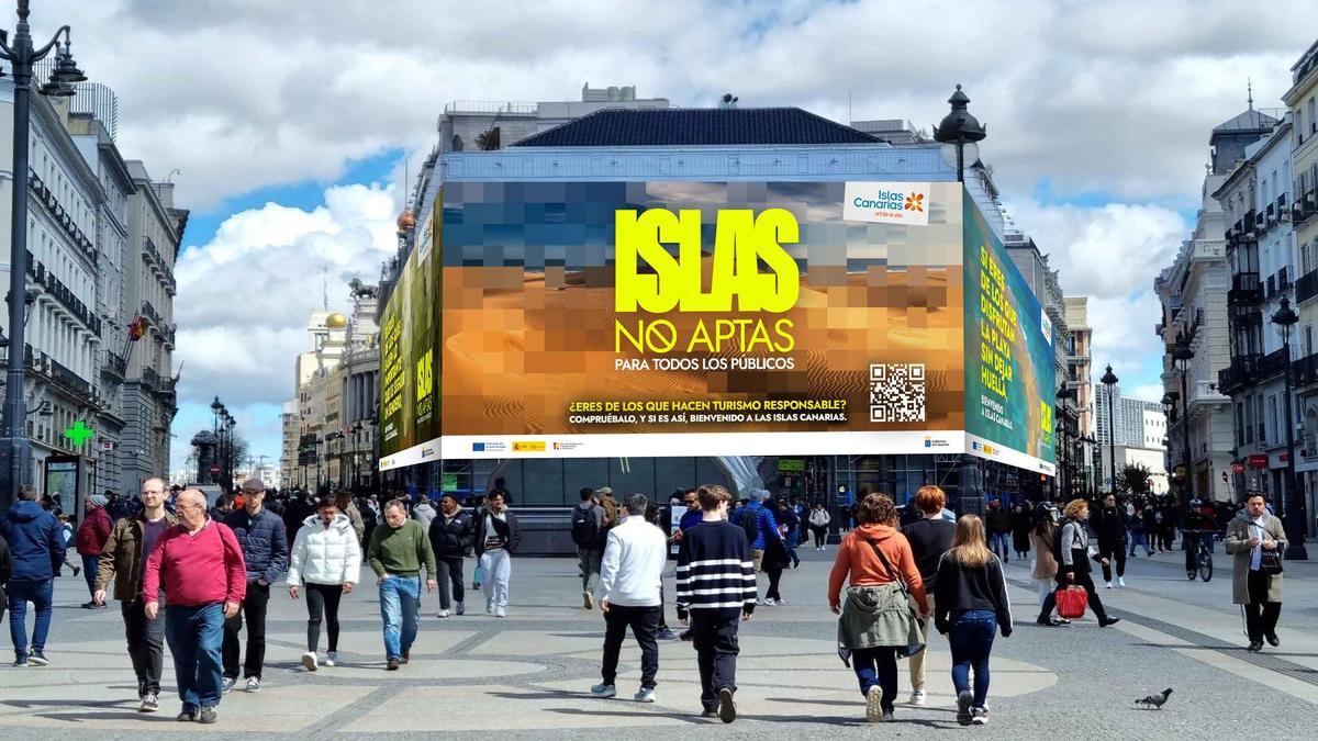 Lona de la campaña de verano de turismo 'Islas no aptas para todos los públicos' en la Puerta del Sol de Madrid