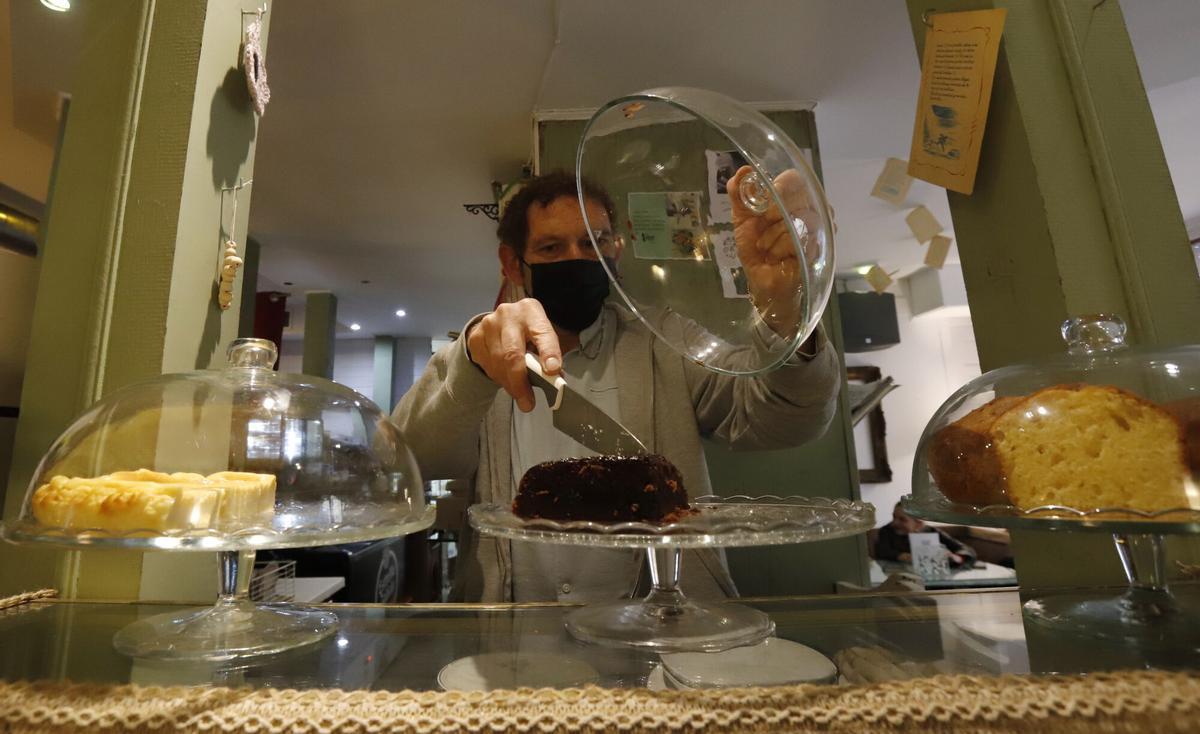 Un trabajador del antiguo 'Le Petit Coin', donde se albergará el nuevo negocio de Matisse Cafés