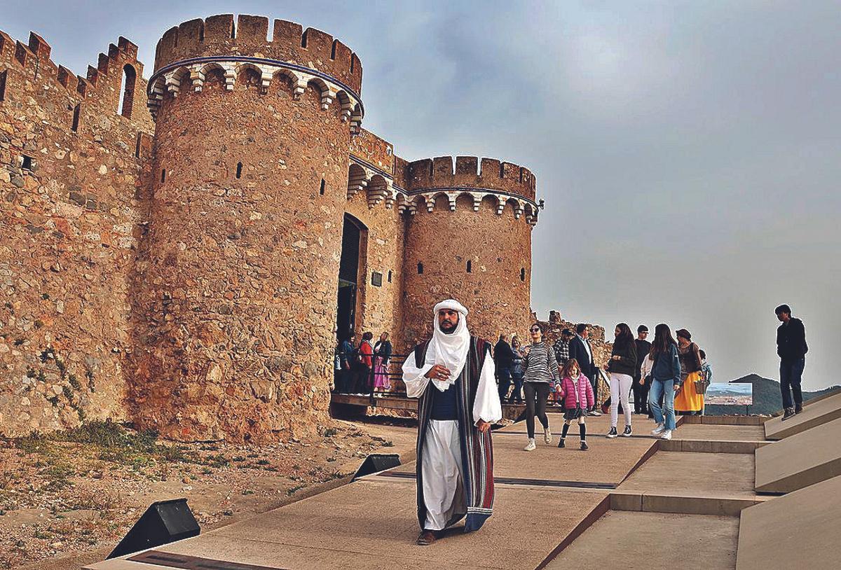 El Castillo de las 300 Torres, que data del siglo X, domina el paisaje del muncipio como testigo de un pasado histórico marcado por la variedad cultural y arquitectónica.