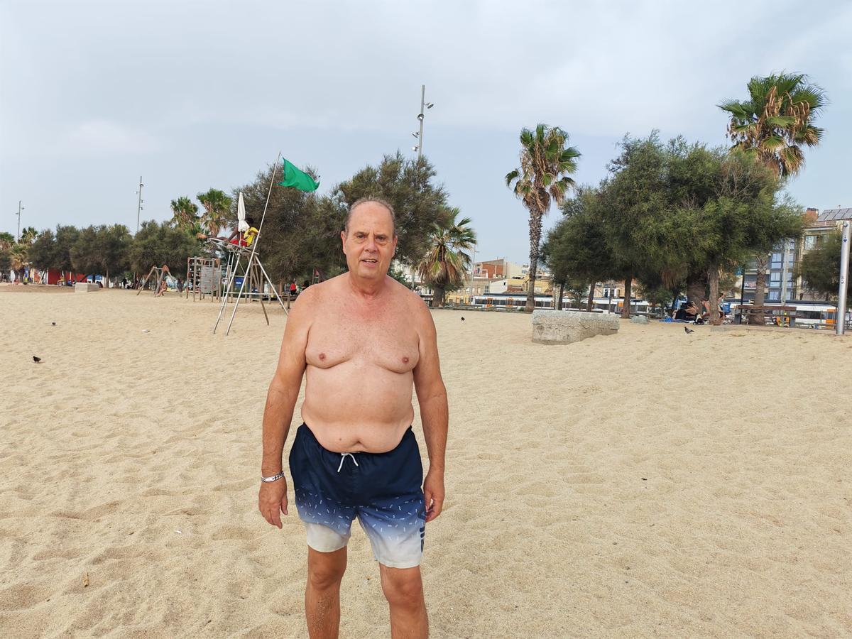 José Luis, vecino jubilado de Badalona, durante su habitual mañana en la playa