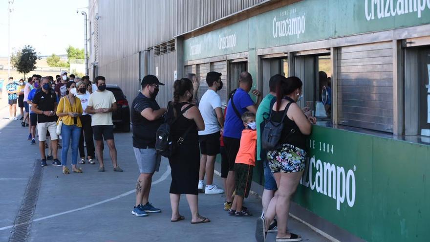 Abonados del Córdoba CF esta tarde en las taquillas de El Arcángel.