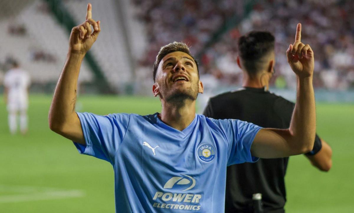 Álex Gallar mira al cielo celebrando el gol que supuso la victoria en Córdoba. | UD IBIZA