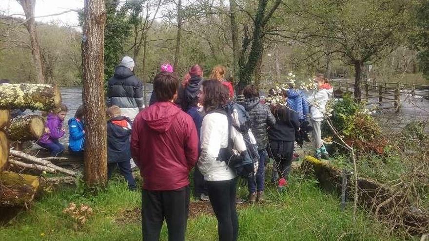 Los participantes en la ruta, durante un descanso junto al Ulla.