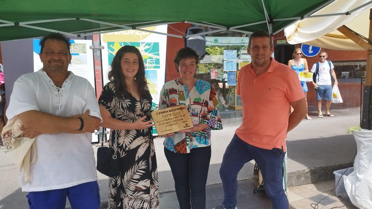 Por la izquierda, Fernando González, presidente de la Asociación Alcuentros de Artesanos de Colunga, Lucía Valle, concejala de Cultura, la artista Marta Elola, y el alcalde del concejo, José Ángel Toyos