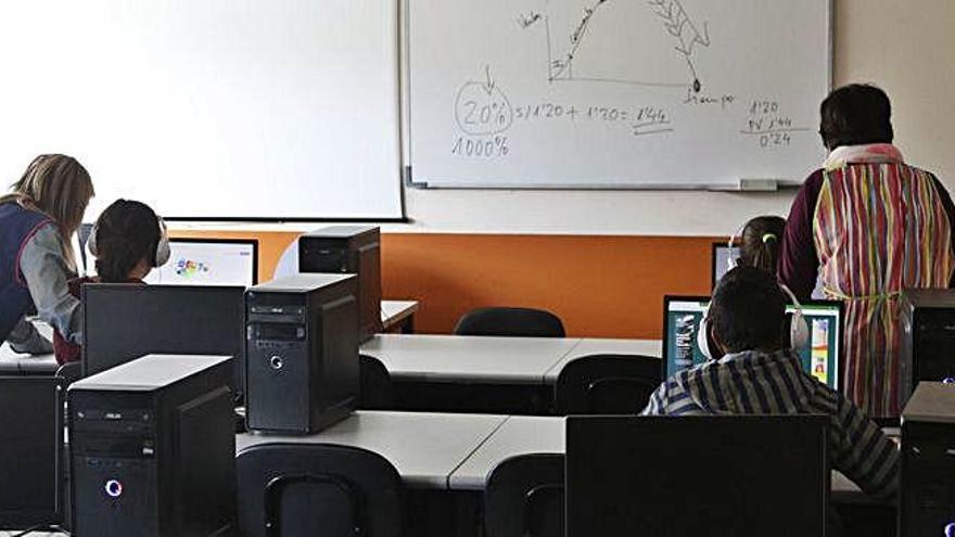 Las profesoras atienden a los alumnos en el aula de Informática.