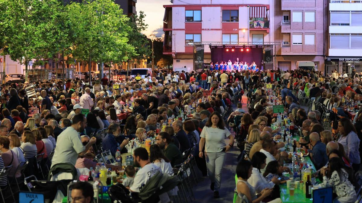 Búscate en la galería de fotos del Macrosopar de Veïns de las fiestas de Vila-real