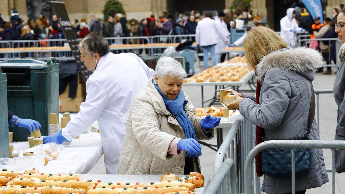 San Valero sabe a tradición: el 29 de enero desde las 9.45 vuelve el gran reparto de roscón y chocolate en la plaza del Pilar