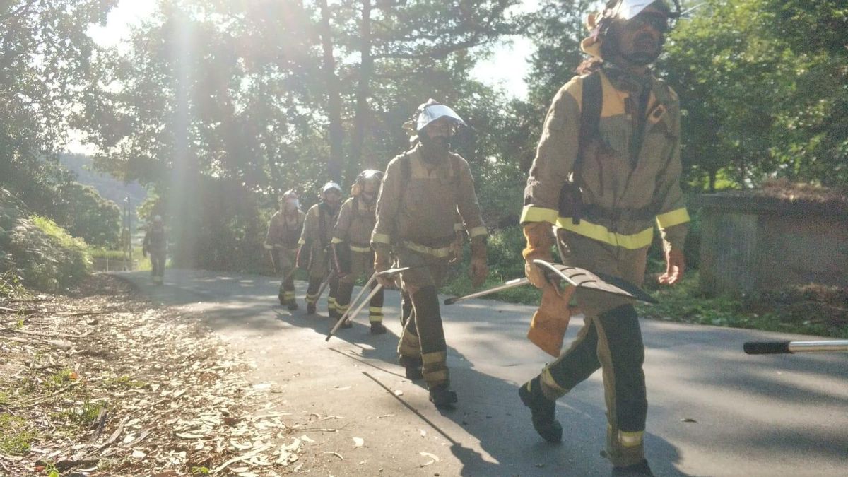 Una brigada de Medio Rural acude a un incendio en Chans, en la parroquia de Cela.