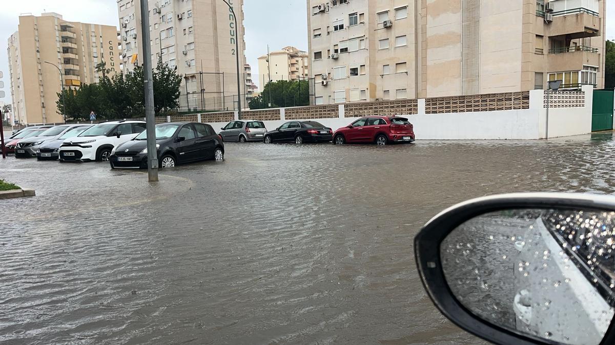 Una calle de la playa de Gandia inundada por la lluvia que cayó en esta zona en la mañana del lunes.