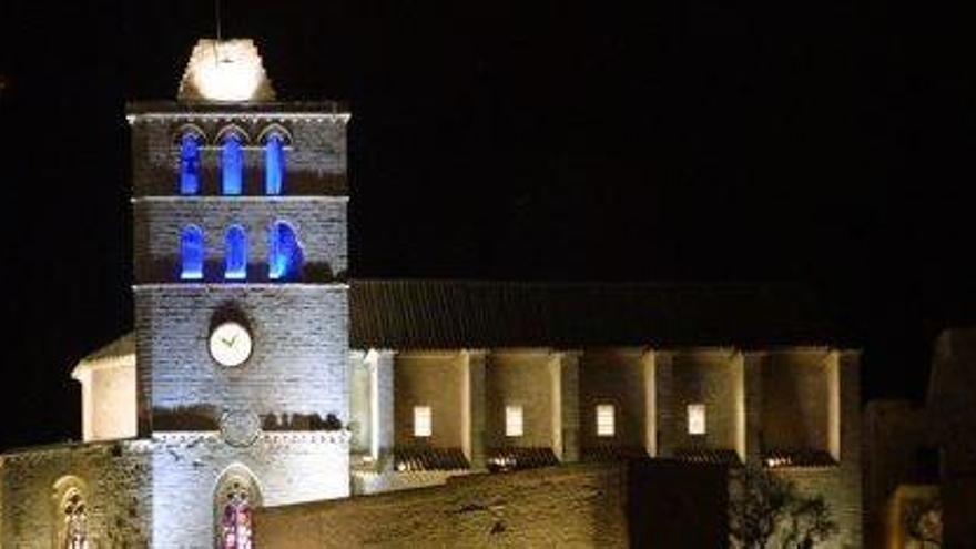 Vista nocturna de la catedral de Ibiza, ubicada en Dalt Vila.