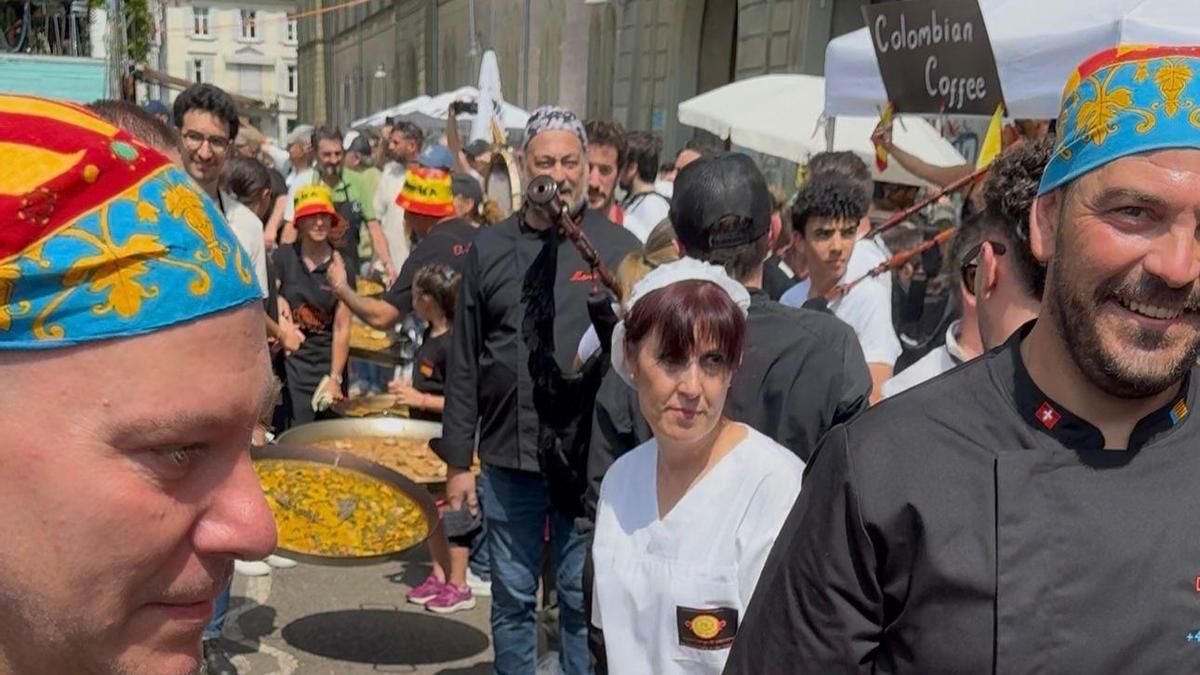 Algunos de los participantes de la tercera edición con sus paellas.