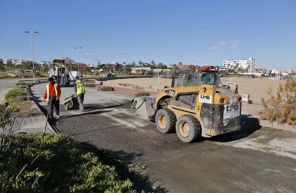 El Ayuntamiento de Torrevieja ha comenzado en la avenida del Agua a suprimir resaltes que en su día se dispusieron para rebajar la velocidad pero que son fuente constante de reclamaciones e inseguros.