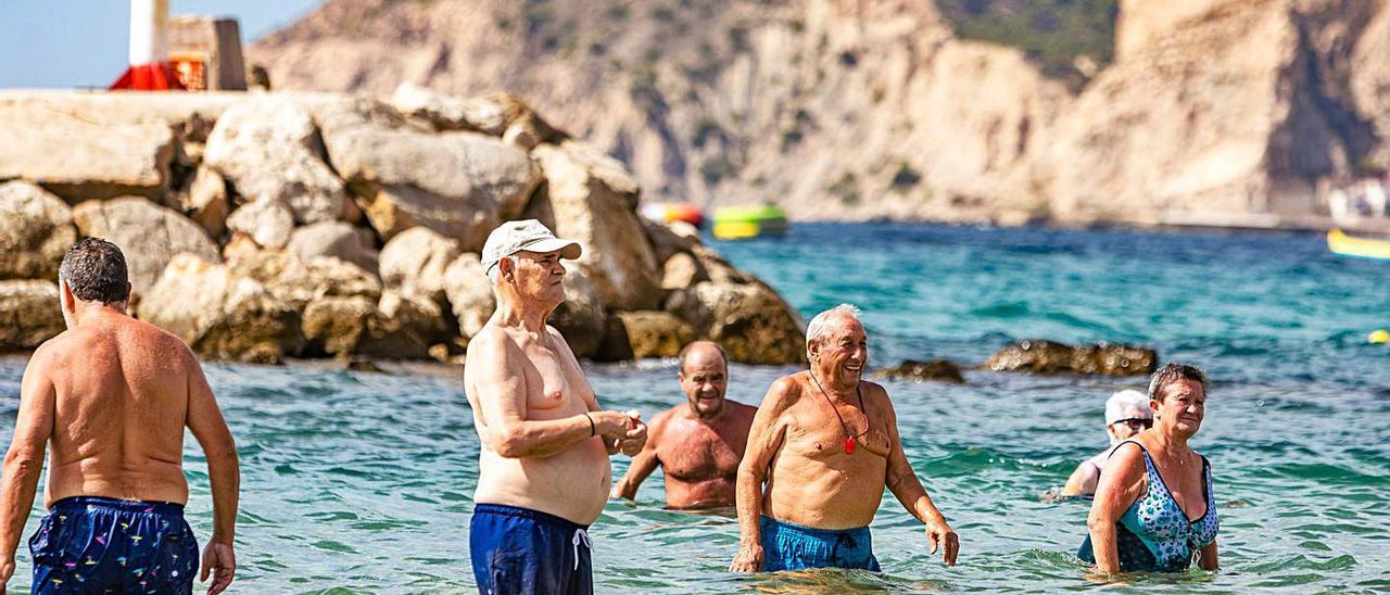 Grupos de turistas «senior» en las playas de Benidorm. | DAVID REVENGA