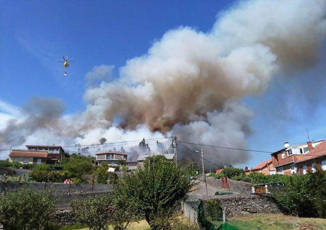 Incendio en la parroquia de O Viso, en Redondela // César Curu