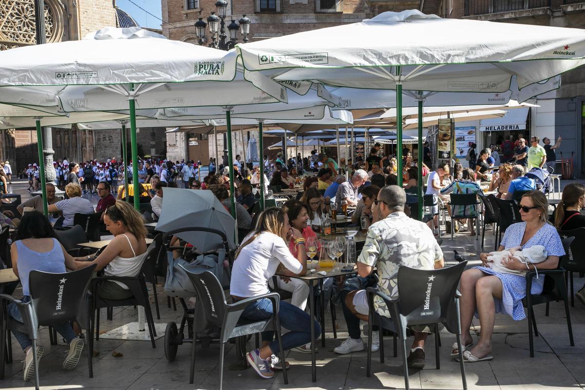 Turistas en una terraza llena del centro de València, en una imagen de archivo.