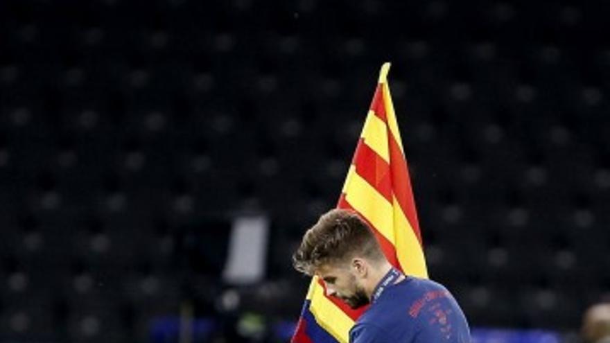 Los futbolistas del Barcelona celebran con sus hijos