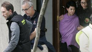 GRA217. SANTIAGO DE COMPOSTELA, 26/09/2013.- La Policía Judicial ha finalizado la toma de pruebas en el piso de la madre de la niña fallecida de forma violenta en un municipio cercano a Santiago el pasado fin de semana, y ha trasladado a los padres al piso de Alfonso Basterra para proceder a su inspección entre gritos de asesinos proferidos por personas congregadas en el lugar. Al abandonar los padres el piso de Rosario Porto, en el número 31 la calle Doutor Teixeiro de Santiago de Compostela, para dirigirse al inmueble en el que residía el padre y que está muy cerca, concretamente en la calle República Argentina, se han vivido momentos de tensión por los insultos que los detenidos tuvieron que escuchar de la gente que estaba congregada en el exterior. EFE/Xoan Rey