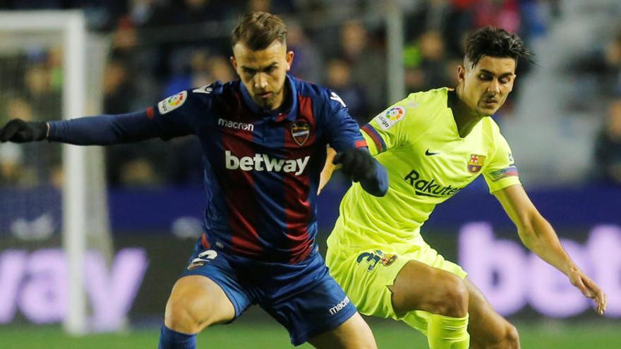 El jugador del Barça Chumi contra el Levante.