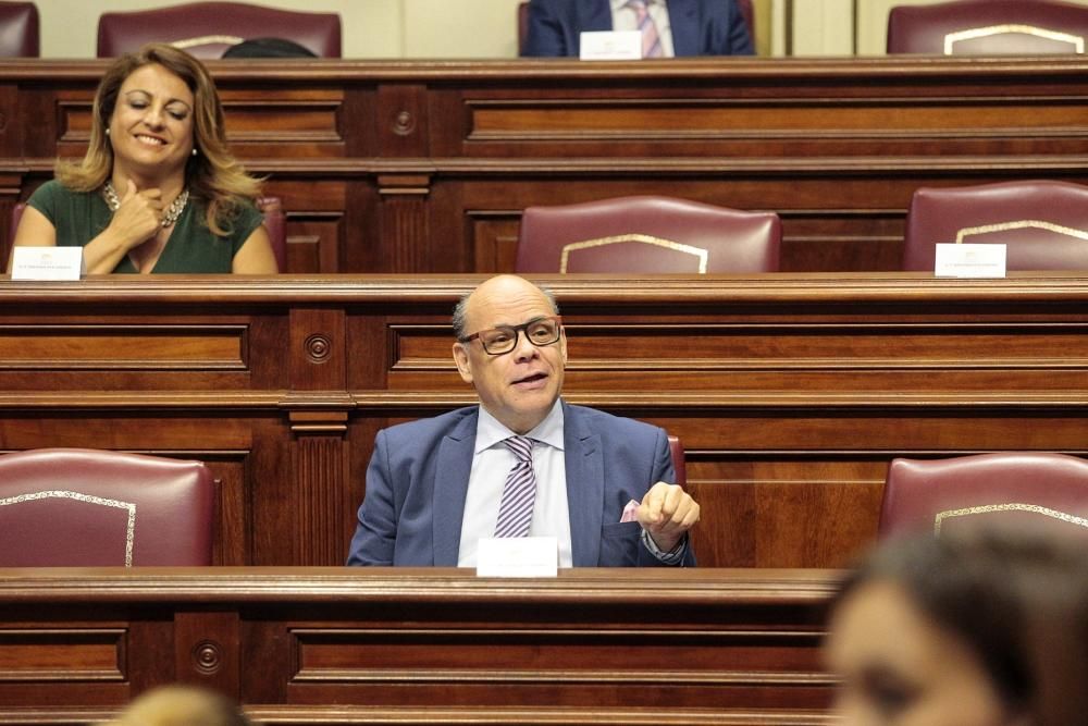 Pleno en el Parlamento de Canarias