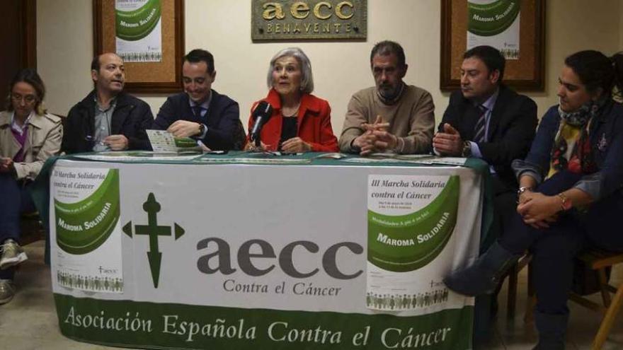 La presidenta de la AECC en Benavente (centro) presentando la marcha junto a miembros del Ayuntamiento, Diputación y Caja Rural.