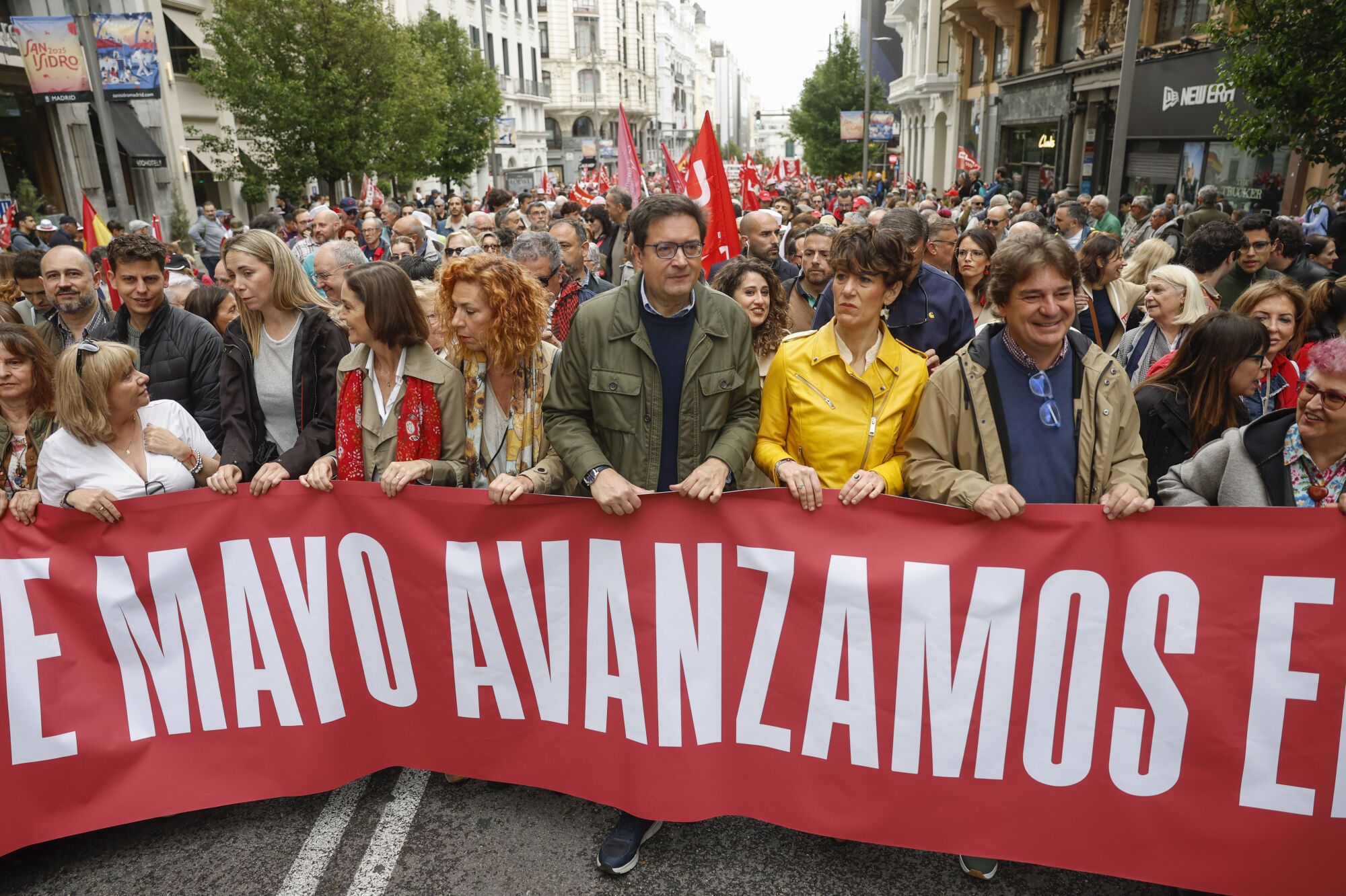 MADRID, 01/05/2025.-  La ministra de Seguridad Social y Migraciones, Elma Saiz (3d), y el ministro para la Transformación Digital y de la Función Pública, Óscar López (c), participan en la manifestación del Primero de Mayo en Madrid, que este año lleva por lema "Proteger lo conquistado, ganar futuro". EFE/ Fernando Villar