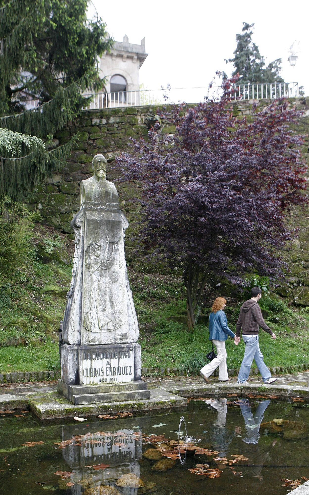 El monumento a Curros Enríquez en O Castro en 2008