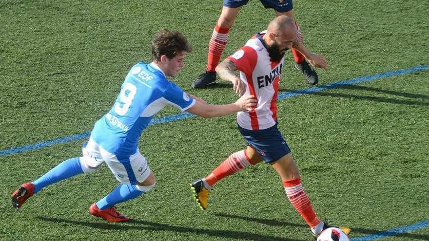 Elier, del Boiro, persigue a Yahvé, del Alondras, durante elpartido de ayer en O Morrazo. // Gonzalo Núñez