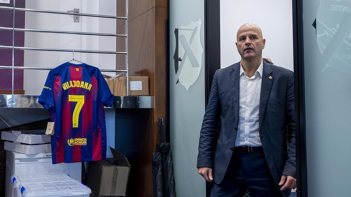 El precandidato a las elecciones para la presidencia del FC Barcelona, Xavier Vilajoana, en su sede electoral