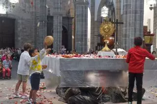 Lluvia de pétalos de flores en la catedral de Santa Ana en Las Palmas de Gran Canaria