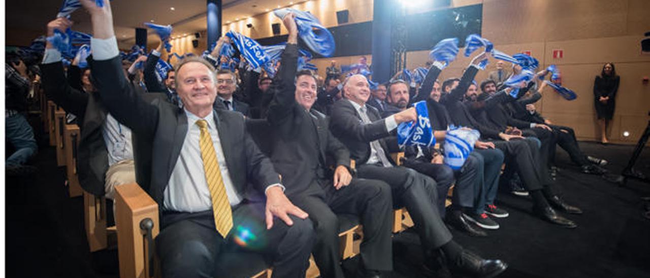 El técnico Aíto García Reneses, en primer plano, agita una bufanda en el auditorio de la sede de Endesa.