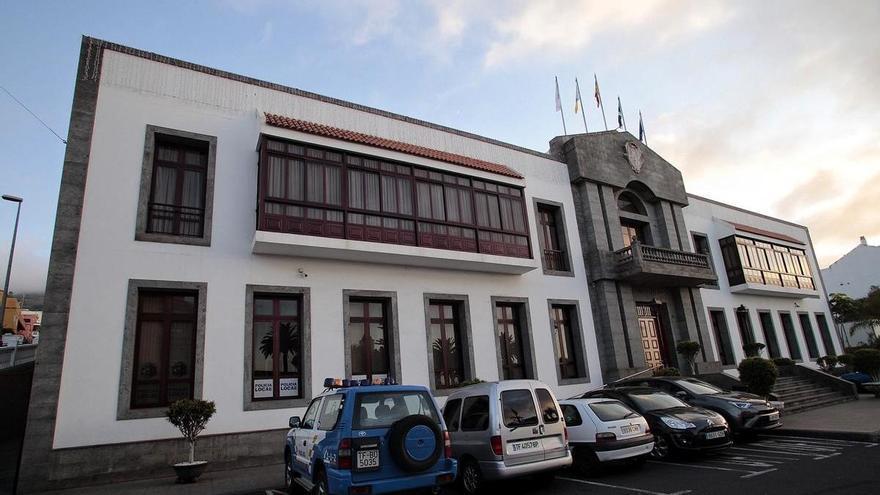 La Fiscalía denuncia al alcalde de Santa Úrsula y dos ediles por decenas de contratos irregulares