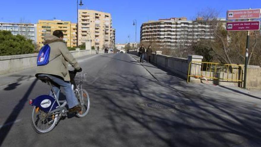 La vecinos pueden votar si se peatonaliza el puente de San José o se realiza el proyecto de Pérez Galdós